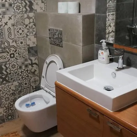 Apartament Centrally Located , Brand New, Cozy With Parking