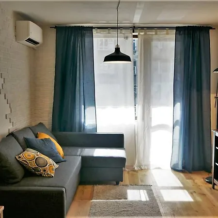 Centrally Located , Brand New, Cozy With Parking Appartamento *