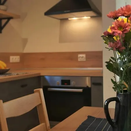 Centrally Located , Brand New, Cozy With Parking Appartamento