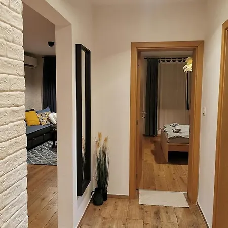 Appartamento Centrally Located , Brand New, Cozy With Parking